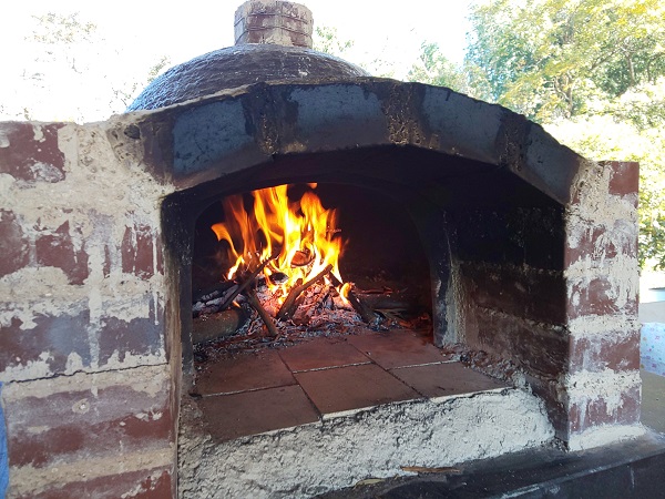 ピザ窯に初の火入れ 窯の温度が上がらない